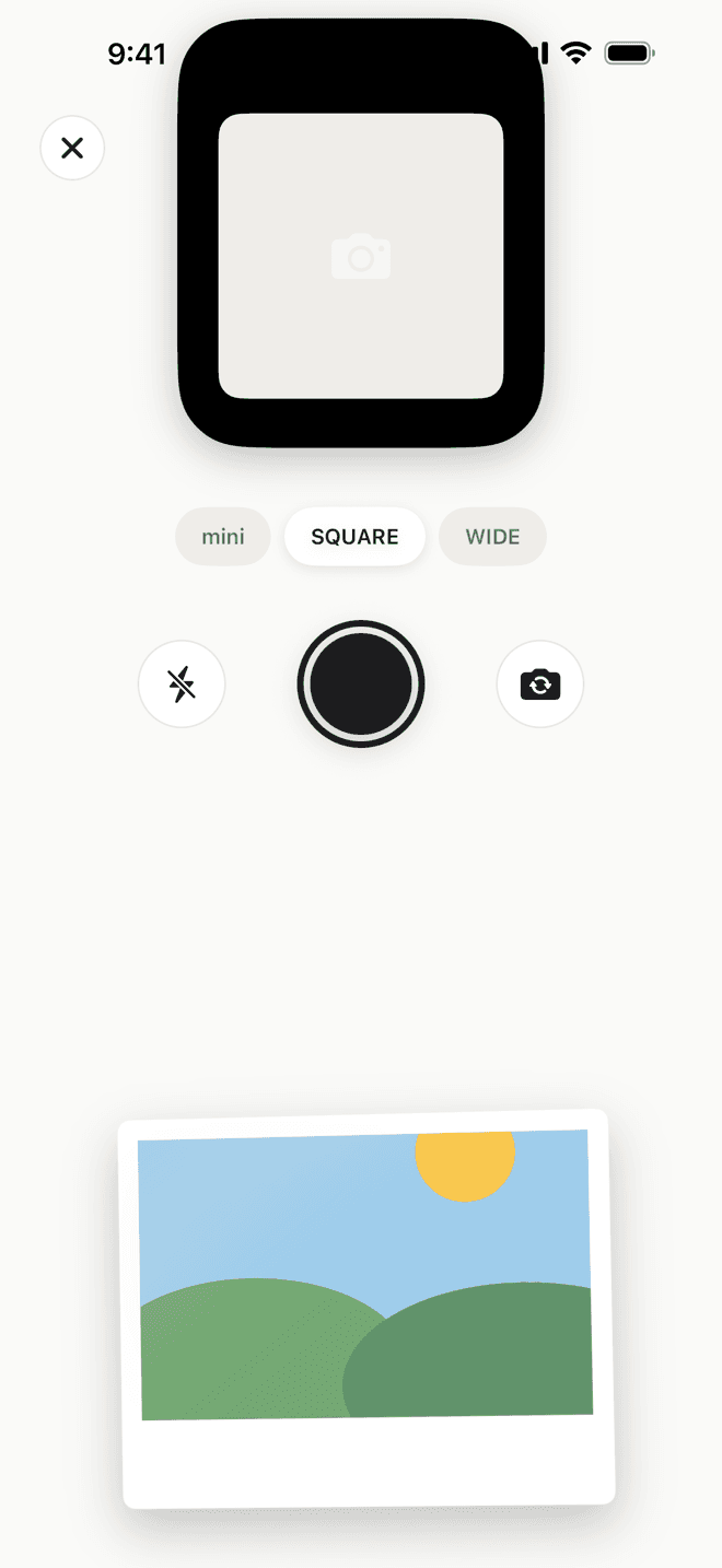 画面上部の島からファインダーが開いた撮影画面。mini・SQUARE・WIDE の規格が選べる
